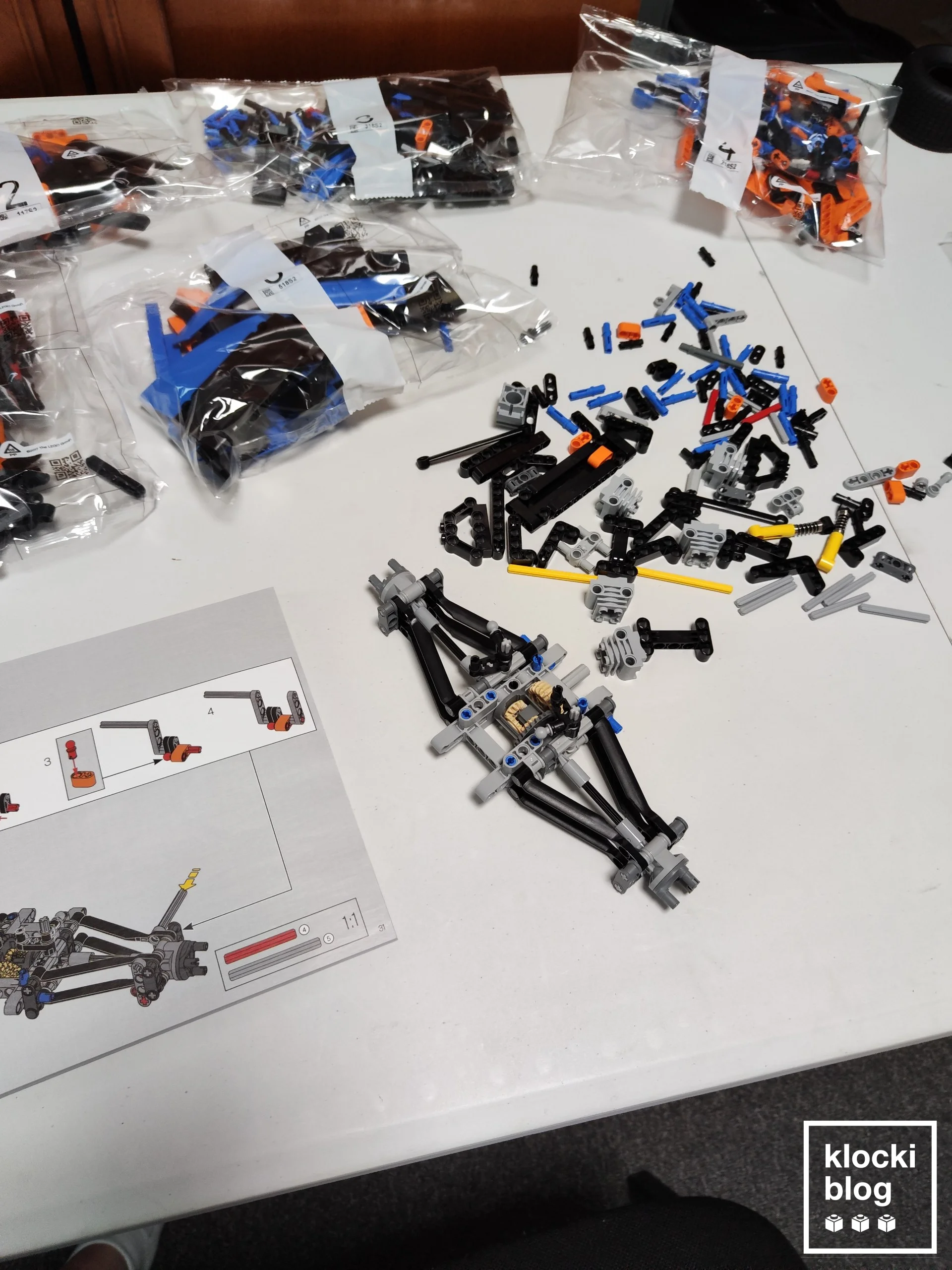 Unboxing i początki podwozia: silnik V6 i zawieszenie