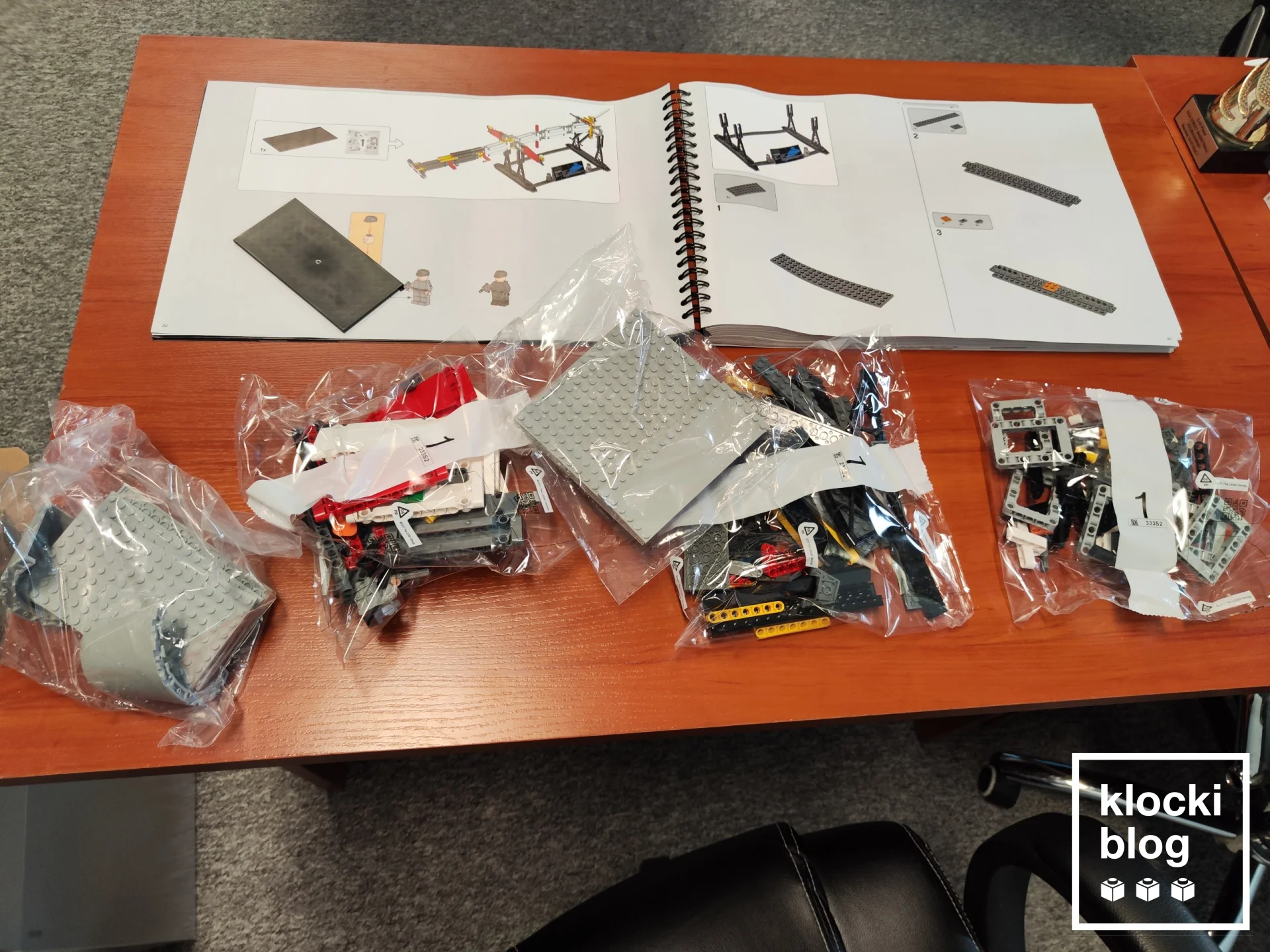 Etap 1: Unboxing, instrukcja i solidna podstawa ekspozycyjna
