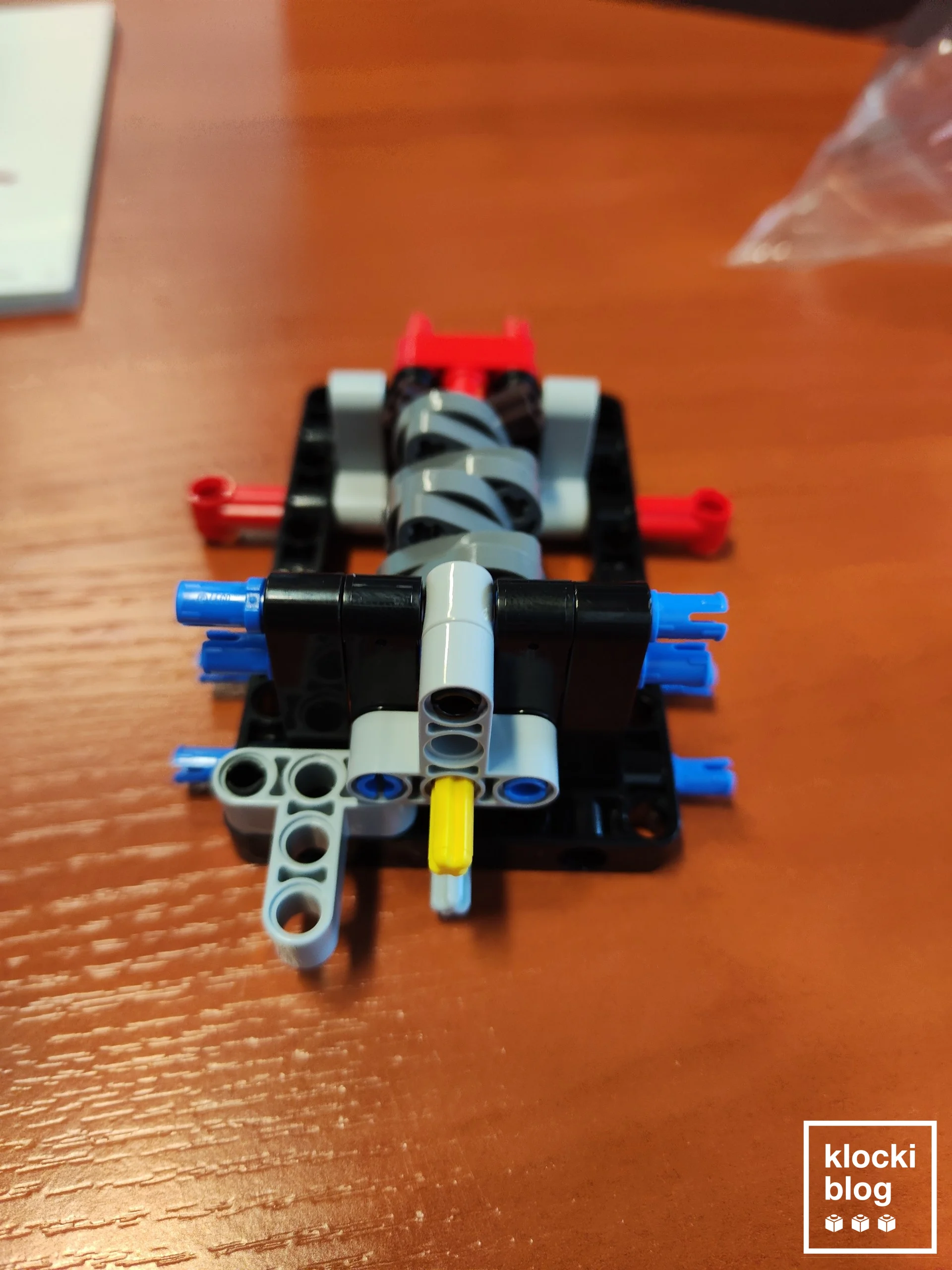 Unboxing i początek podwozia: Budowa bazy i silnika V8